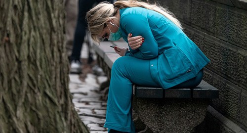 Медик во время эпидемии COVID19. Фото: REUTERS/Jeenah Moon Медик во время эпидемии COVID19. Фото: REUTERS/Jeenah Moon