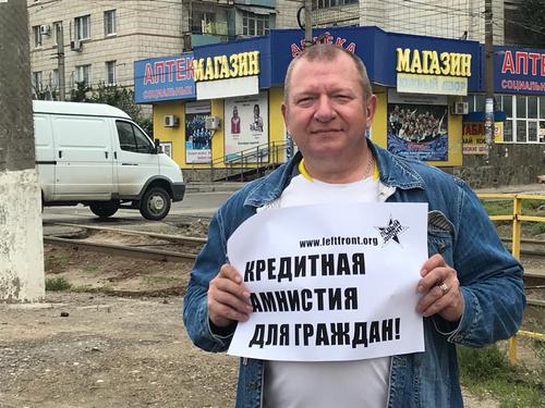 Участник одиночного пикета в Волгограде Анатолий. Фото Татьяны Филимоновой для "Кавказского узла" Участник одиночного пикета в Волгограде Анатолий. Фото Татьяны Филимоновой для "Кавказского узла"