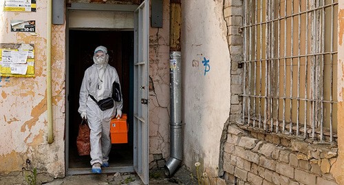 Медицинский работник выходит из подъезда дома. Фото: REUTERS/Tatyana Makeyeva Медицинский работник выходит из подъезда дома. Фото: REUTERS/Tatyana Makeyeva