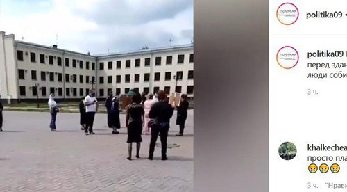 Люди на площади в Черкесске. Кадр видео в сообществе politika09 https://www.instagram.com/p/CBaiXepDvRh/ Люди на площади в Черкесске. Кадр видео в сообществе politika09 https://www.instagram.com/p/CBaiXepDvRh/