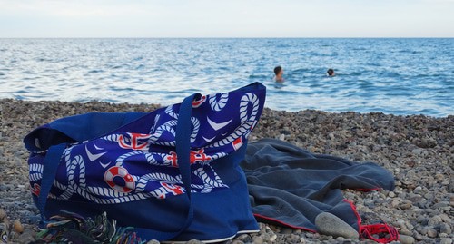 Пляжная сумка на берегу. Фото Нины Тумановой для "Кавказского узла" Пляжная сумка на берегу. Фото Нины Тумановой для "Кавказского узла"