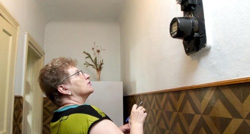 Женщина в квартире. Фото: Геннадий Аносов / Югополис
Женщина в квартире. Фото: Геннадий Аносов / Югополис