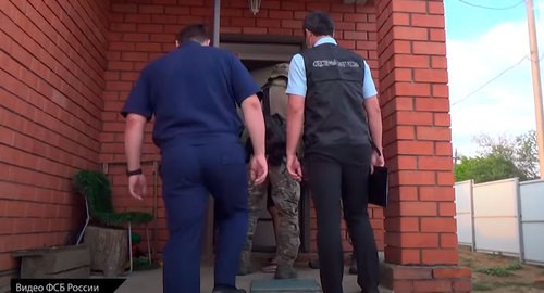 Задержание руководителя исправительной колонии №2 Павел Батаев. Кадр видео: Следственный комитет Российской Федерации  https://www.youtube.com/watch?v=4UGBeHUytFo&feature=youtu.be
