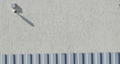 Двор пенсионеров попадает в обзор камеры. Фото Татьяны Филимоновой для "Кавказского узла"