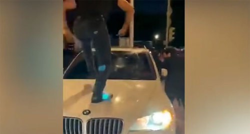 Участники стычки между армянами и азербайджанцами в Москве. Кадр видео РБК https://www.youtube.com/watch?v=KuSua39w3lA