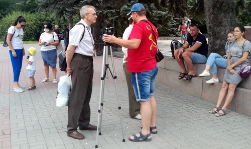 Волгоградцы наблюдали за пикетами и кормили голубей. Волгоград, 2 августа 2020 года. Фото Татьяны Филимоновой для " Кавказского узла".