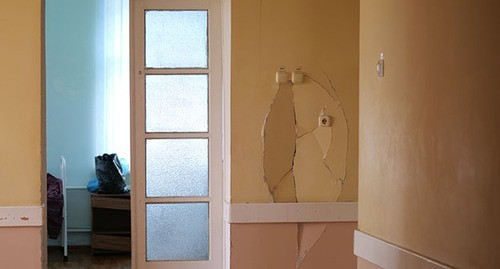 Стена в здании Центральной горбольницы Каменск-Шатхтинского. Фото Вячеслава Прудникова для "Кавказского узла"