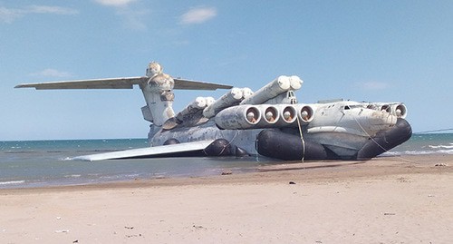 Экраноплан-ракетоносец "Лунь" на больших надувных понтонах доставлен прямо на берег моря возле населенного пункта Моллакент Дербентского района. Фото Мурада Мурадова для "Кавказского узла" Экраноплан-ракетоносец "Лунь" на больших надувных понтонах доставлен прямо на берег моря возле населенного пункта Моллакент Дербентского района. Фото Мурада Мурадова для "Кавказского узла"