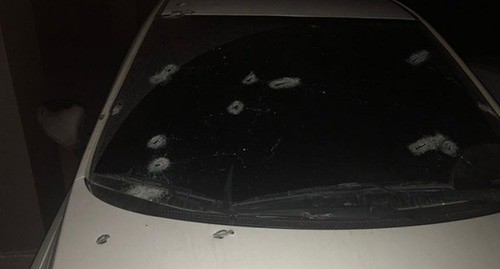 Следы от пуль на стекле автомобиля. Фото:  интернет-газета «Ингушетия» 
 https://gazetaingush.ru/