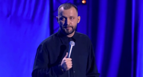 стендап-комик Руслан Белый. Кадр видео канала 
Руслан Белый на Youtube https://www.youtube.com/watch?time_continue=435&v=YwsRiTIxCB4&feature=emb_logo