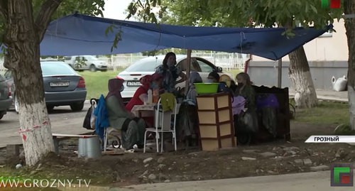 Жильцы дома по улице Мамсурова, расположившиеся под навесом во дворе. Кадр видео ЧГТРК "Грозный" https://www.youtube.com/watch?v=bT2EqKWb7Os&feature=emb_title Жильцы дома по улице Мамсурова, расположившиеся под навесом во дворе. Кадр видео ЧГТРК "Грозный" https://www.youtube.com/watch?v=bT2EqKWb7Os&feature=emb_title