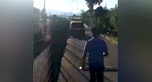 Внедорожник Ахры Авидзбы таранит ворота на границе России и Абхазии. Кадр видео, сделанного очевидцем https://kubnews.ru/proisshestviya/2020/08/08/pomoshchnik-prezidenta-abkhazii-avidzba-protaranil-vorota-na-granitse-v-sochi/ Внедорожник Ахры Авидзбы таранит ворота на границе России и Абхазии. Кадр видео, сделанного очевидцем https://kubnews.ru/proisshestviya/2020/08/08/pomoshchnik-prezidenta-abkhazii-avidzba-protaranil-vorota-na-granitse-v-sochi/