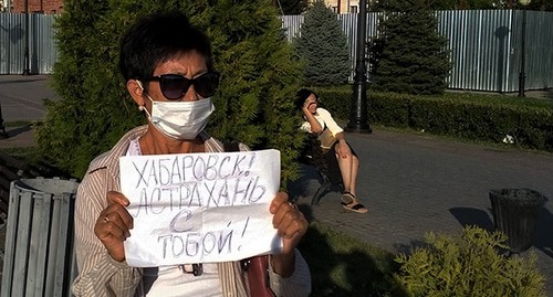 Магрипа Серикова в одиночном пикете в поддержку протеста жителей Хабаровска и Белоруссии. Фото Алены Садовской для "Кавказского узла" Магрипа Серикова в одиночном пикете в поддержку протеста жителей Хабаровска и Белоруссии. Фото Алены Садовской для "Кавказского узла"