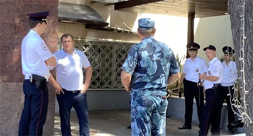 Сотрудники полиции в Сочи. Фото Светланы Кравченко для "Кавказского узла". Сотрудники полиции в Сочи. Фото Светланы Кравченко для "Кавказского узла".