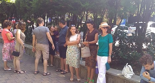 Группа поддержки Вячеслава Попова у здания суда Центрального района Сочи. Фото Светланы Кравченко для "Кавказского узла" Группа поддержки Вячеслава Попова у здания суда Центрального района Сочи. Фото Светланы Кравченко для "Кавказского узла"