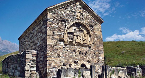 Храм "Тхаба-Ерды". Фото: пресс-служба правительства Ингушетии http://pravitelstvori.ru/news/detail.php?ID=36035 Храм "Тхаба-Ерды". Фото: пресс-служба правительства Ингушетии http://pravitelstvori.ru/news/detail.php?ID=36035