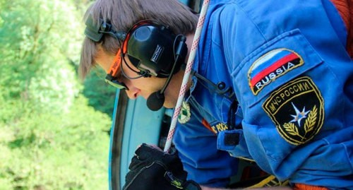 Сотрудник МЧС. Фото пресс-службы ЮРПСО МЧС России Сотрудник МЧС. Фото пресс-службы ЮРПСО МЧС России