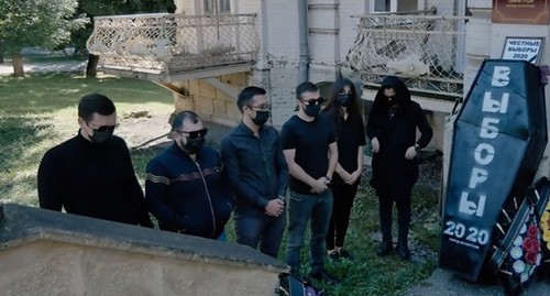 Перформанс у избиркома в Ессентуках. Скриншот видео Гражданский город Ессентуки / YouTube Перформанс у избиркома в Ессентуках. Скриншот видео Гражданский город Ессентуки / YouTube