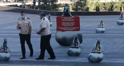 Сотрудники полиции и фигуры "Ждунов". Фото: предоставлено "Кавказскому узлу" Ириной Власовой
Сотрудники полиции и фигуры "Ждунов". Фото: предоставлено "Кавказскому узлу" Ириной Власовой