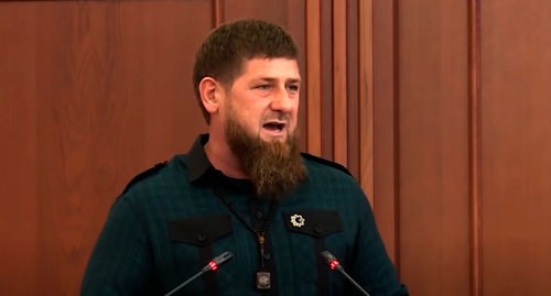 Кадыров публично критикует Закаева. кадр видео ЧГТРК "Грозный" https://www.youtube.com/watch?v=2eHG3cfoxro&feature=emb_title