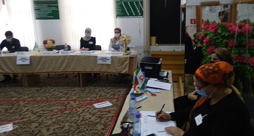 На избирательном участке в Сунжи. Фото Умара Йовлоя а для "Кавказского узла" На избирательном участке в Сунжи. Фото Умара Йовлоя а для "Кавказского узла"