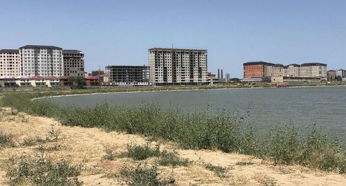 Застроенный берег озера Ак-Гель. Фото Патимат Махмудовой для "Кавказского узла" Застроенный берег озера Ак-Гель. Фото Патимат Махмудовой для "Кавказского узла"