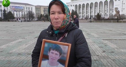 Юмабике Адильгереева, мать убитого Эрадиля Асанова во время пикета в Махачкале. 6 февраля 2018 г. Стоп-кадр видео "Кавказского узла" https://www.youtube.com/watch?v=Uwky0niKL6E&feature=emb_logo Юмабике Адильгереева, мать убитого Эрадиля Асанова во время пикета в Махачкале. 6 февраля 2018 г. Стоп-кадр видео "Кавказского узла" https://www.youtube.com/watch?v=Uwky0niKL6E&feature=emb_logo