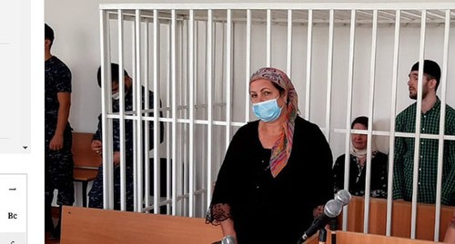 Жительница Грозного Лизан Исакова и ее сын Хазбулат в зале суда. Скриншот: информационное агентство "Грозный-информ" https://grozny-inform.ru/news/society/122161/ Жительница Грозного Лизан Исакова и ее сын Хазбулат в зале суда. Скриншот: информационное агентство "Грозный-информ" https://grozny-inform.ru/news/society/122161/