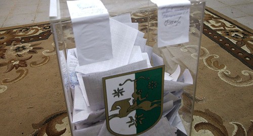 Урна для бюллетеней на избирательном участке в Абхазии. Фото: REUTERS/Kazbek Basayev Урна для бюллетеней на избирательном участке в Абхазии. Фото: REUTERS/Kazbek Basayev