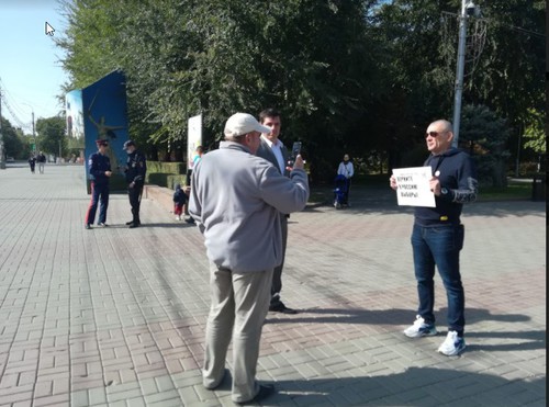 Прохожий фотографирует пикетчика. Волгоград, 27 сентября 2020 года. Фото Татьяны Филимоновой для "Кавказского узла".
