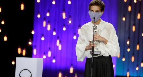 Дея Кулумбегашвили на церемонии награждения 68-го Международного кинофестиваля в Сан-Себастьяне с официальной наградой «Серебряная раковина» за лучшую режиссуру. Фото: Donostia Zinemaldia — Festival de San Sebastián/Facebook Дея Кулумбегашвили на церемонии награждения 68-го Международного кинофестиваля в Сан-Себастьяне с официальной наградой «Серебряная раковина» за лучшую режиссуру. Фото: Donostia Zinemaldia — Festival de San Sebastián/Facebook