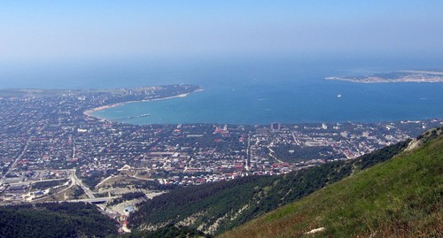 Вид на Геленджикскую бухту с вершины канатной дороги. Фото Vihljun  https://ru.wikipedia.org/wiki/Геленджик
