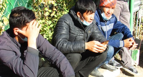 Узбекские рабочие во дворе мечети. Фото Вячеслава Ященко для "Кавказского узла" Узбекские рабочие во дворе мечети. Фото Вячеслава Ященко для "Кавказского узла"