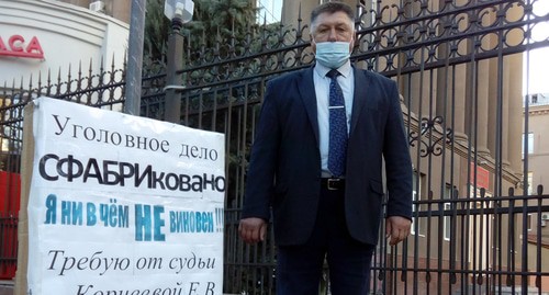 Одиночный пикет главы поселения Николая Милюкова. Фото Вячеслава Ященко для "Кавказского узла" Одиночный пикет главы поселения Николая Милюкова. Фото Вячеслава Ященко для "Кавказского узла"