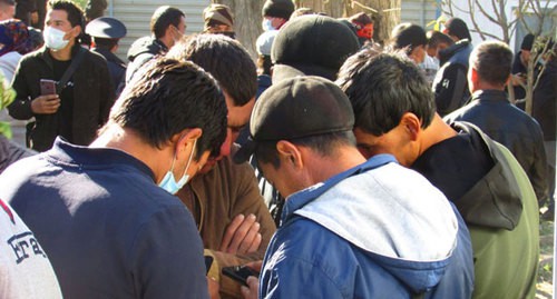 Мигранты из Узбекистана около вокзала Волжского. Фото Вячеслава Ященко для "Кавказского узла". Мигранты из Узбекистана около вокзала Волжского. Фото Вячеслава Ященко для "Кавказского узла".