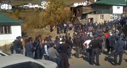 Протестующие забросали камнями здание администрации Цунтинского района. Стоп-кадр видео https://www.youtube.com/watch?v=UdQsZMZyjRw&feature=youtu.be Протестующие забросали камнями здание администрации Цунтинского района. Стоп-кадр видео https://www.youtube.com/watch?v=UdQsZMZyjRw&feature=youtu.be