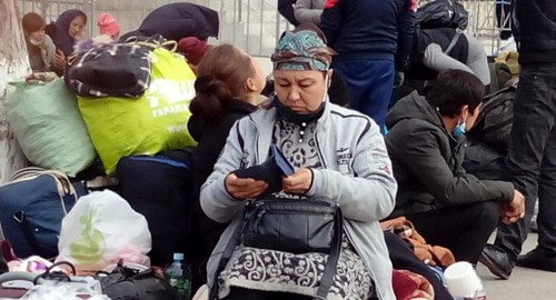 Трудовые мигранты на вокзале в Волжском. Фото Вячеслава Ященко для "Кавказского узла", Трудовые мигранты на вокзале в Волжском. Фото Вячеслава Ященко для "Кавказского узла",