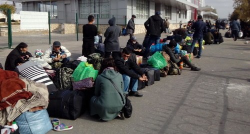 Узбекские мигранты на пероне в Волжском. Фото Вячеслава Ященко для "Кавказского узла"