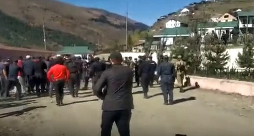 Беспорядки в Цунте. Кадр видео https://www.youtube.com/watch?v=H5vjGwjSi5g&feature=emb_logo Беспорядки в Цунте. Кадр видео https://www.youtube.com/watch?v=H5vjGwjSi5g&feature=emb_logo