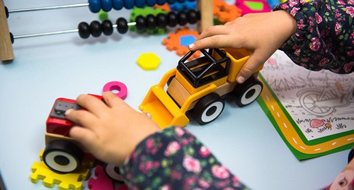 Ребенок играет с игрушками в детском саду. © Фото Елены Синеок, Юга.ру Ребенок играет с игрушками в детском саду. © Фото Елены Синеок, Юга.ру