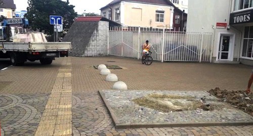 Место, где стоял демонтированный памятник в Адлере, июль 2020. Фото Анны Грицевич для "Кавказского узла" Место, где стоял демонтированный памятник в Адлере, июль 2020. Фото Анны Грицевич для "Кавказского узла"