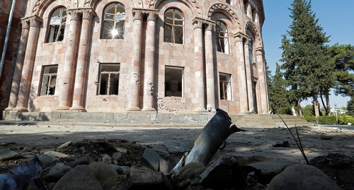 Здание художественной школы в городе Мартуни после обстрела 14 октября 2020 года. Фото: REUTERS/Stringer Здание художественной школы в городе Мартуни после обстрела 14 октября 2020 года. Фото: REUTERS/Stringer