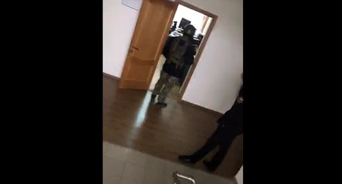 Обыск в Минсельхозе Дагестана 2 ноября 2020 года. Кадр видео
gazetachernovik https://www.youtube.com/watch?v=GN3muDC6v3A Обыск в Минсельхозе Дагестана 2 ноября 2020 года. Кадр видео
gazetachernovik https://www.youtube.com/watch?v=GN3muDC6v3A