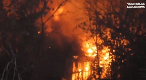 Здания в Шуши горят после попадания снаряда. Кадр видео Armenian unified infocenter в Facebook
  