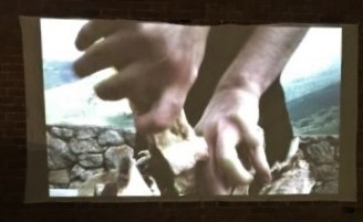 Фрагмент видеоарта Алены Шаповаловой «Полтора метра. Проксемика пира». Фото Тамары Агкацевой для "Кавказского узла".