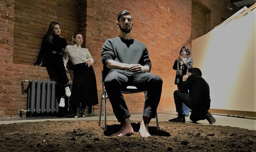 Марат Сиукаев во время своего перформанса безмолвен и не контактирует с публикой. Фото Тамары Агкацевой для "Кавказского узла".