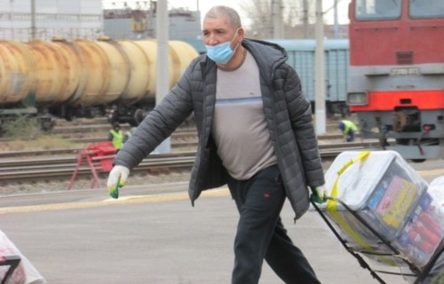 Узбекский рабочий на пероне в Волжском. Фото Вячеслава Ященко для "Кавказского узла".