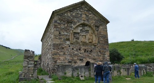 Туристы возле храма Тхаба-Ерды, фото: By Legioner2016, https://commons.wikimedia.org/w/index.php?curid=84372562з Туристы возле храма Тхаба-Ерды, фото: By Legioner2016, https://commons.wikimedia.org/w/index.php?curid=84372562з