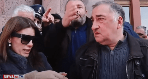 Родители солдат на акции в Ереване. Стопкадр видео канала NEWS AM, www.youtube.com/watch?v=NBBcvWjIZi4&feature=emb_logo Родители солдат на акции в Ереване. Стопкадр видео канала NEWS AM, www.youtube.com/watch?v=NBBcvWjIZi4&feature=emb_logo