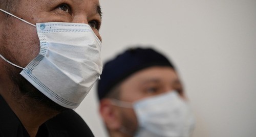 Верующие в защитных масках. Фото: 
 REUTERS/Alexey Malgavko